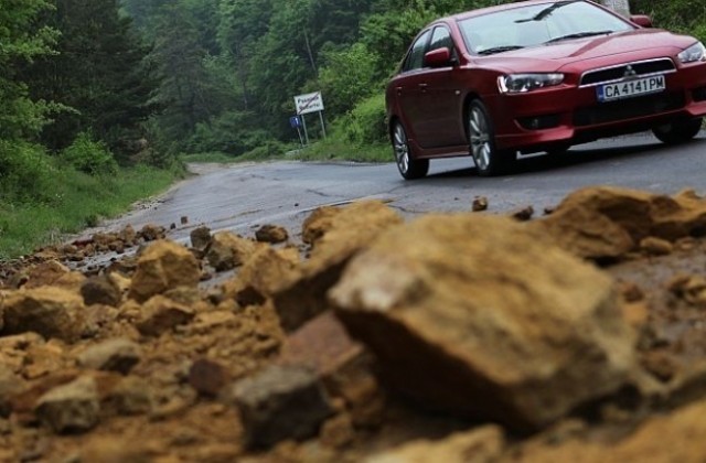 Ограничения и опасност от падащи камъни по пътищата в Смолянско