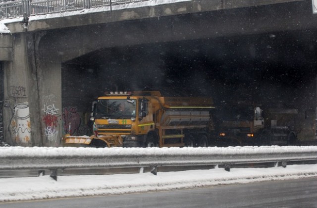 Над 900 машини обработват пътищата в районите със снеговалеж