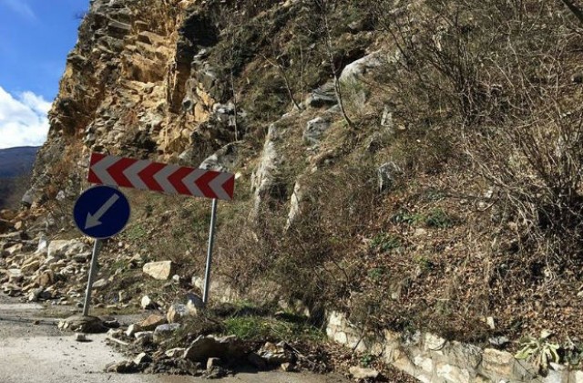 10-тонна скала се откърти и застраши къщи в Кричим