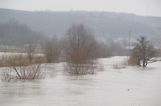 Река Тунджа в Елхово бавно се прибира в коритото си