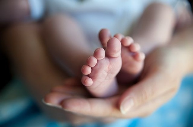 Румънка роди близначки с два месеца разлика