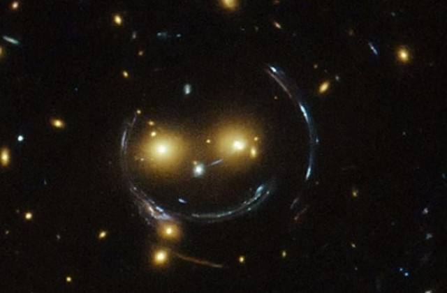 Телескопът Хъбъл засне космическо усмихнато лице
