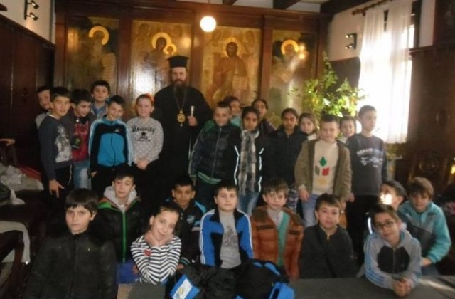 Дядо Серафим беседва с ученици в Благоевград
