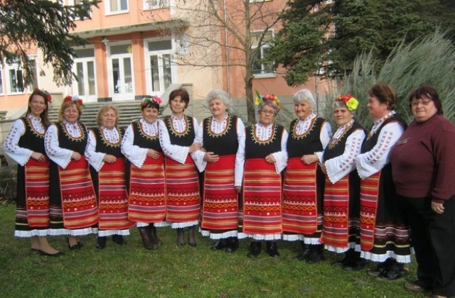 Певиците от Добри дял посрещат юбилей с нови носии