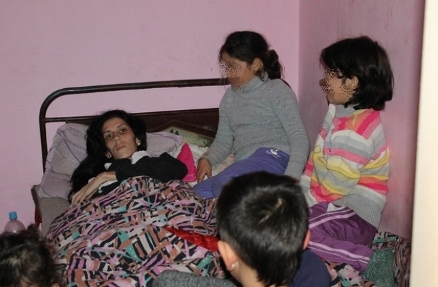 25-годишна майка на 5 деца гасне от рак в Димитровград, изоставена от всички