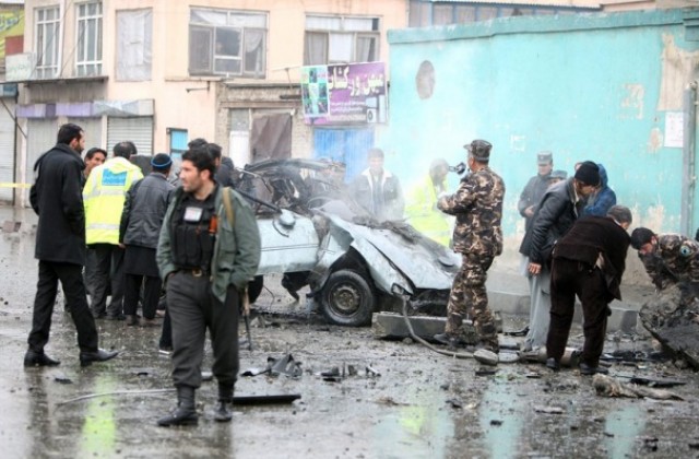 20 полицаи бяха убити при самоубийствено нападение в Афганистан