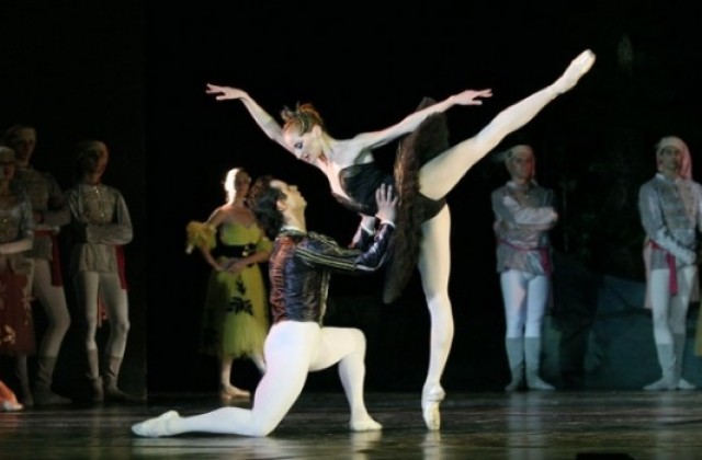 Първите солисти на Националния балет гостуват в „Лебедово езеро”
