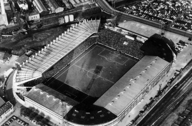 19 февруари: Открит стадионът „Олд Трафорд”