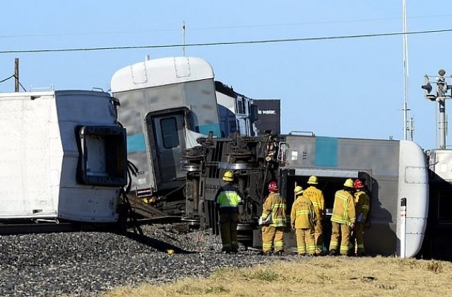 Десетки ранени при тежка катастрофа между влак и камион в Калифорния (СНИМКИ)