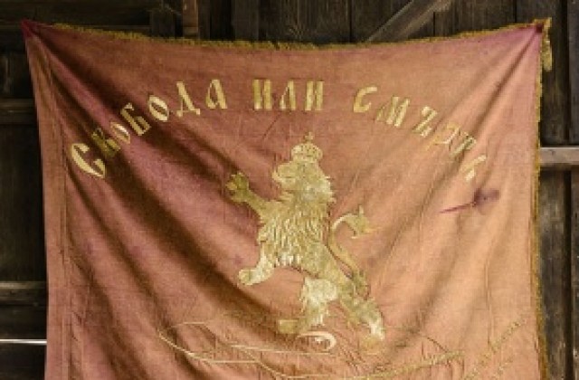 Знамето, ушито от Райна Княгиня, идва във Варна