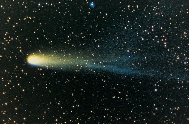 Комета оцеля при преминаването си край Слънцето