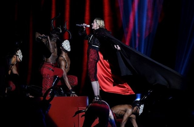 Мадона получила камшичен удар при падането си на БРИТ