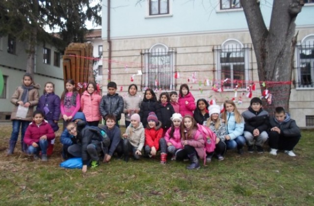 Деца от Елена изработиха първомартенско пано