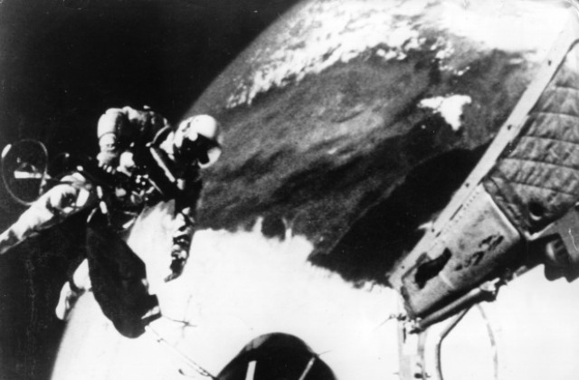Продадоха първата снимка на американски астронавт в открития космос