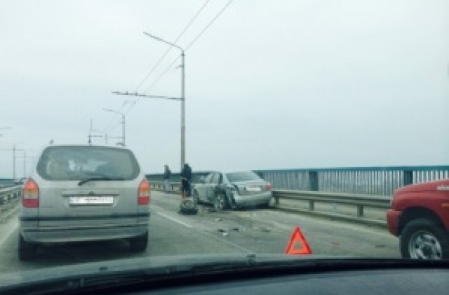 Такси се преобърна на Аспарухов мост