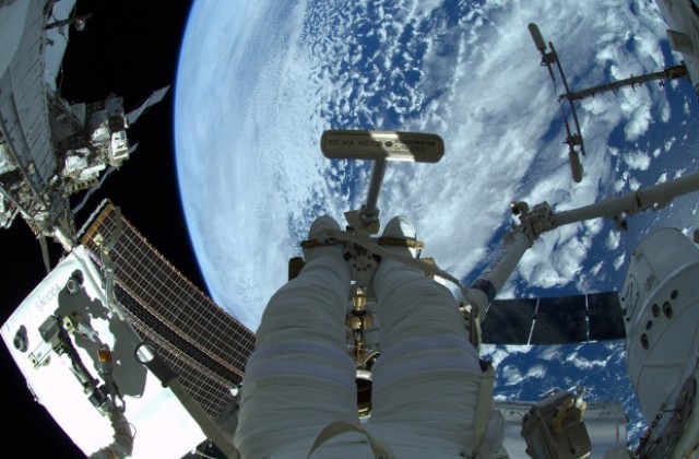 Астронавтите от НАСА отново излязоха в открития космос