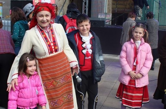 Баба Марта зарадва децата в Благоевград
