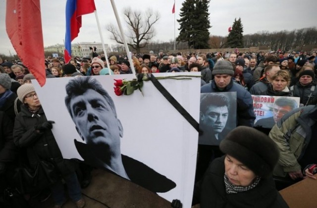 Десетки задържани на траурния марш за Немцов в Москва