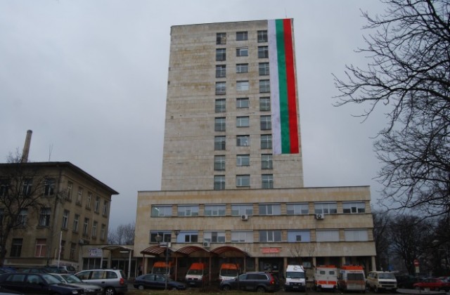 Спуснаха 25-метрово знаме от фасадата на шуменската болница