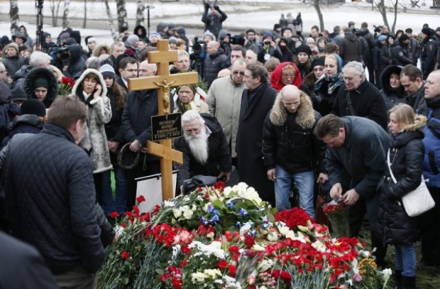 Погребаха Борис Немцов в московското Троекуровско гробище