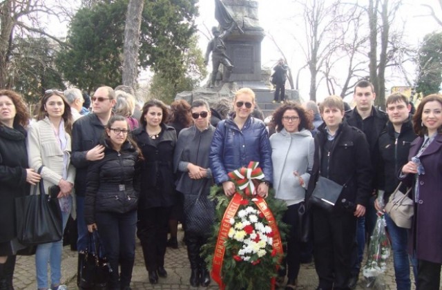 Младите социалисти от Велико Търново и Свищов се преклониха пред паметта на освободителите