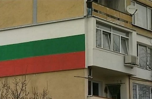 Мъж санира апартамента си като националния флаг