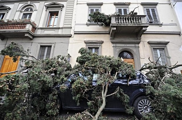 Двама души загинаха заради силните ветрове в Италия