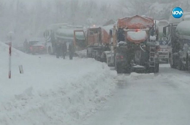 Силен сняг парализира Балканите