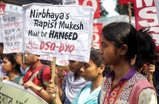 Индийци измъкнаха обвинен в изнасилване от затвора и го линчуваха