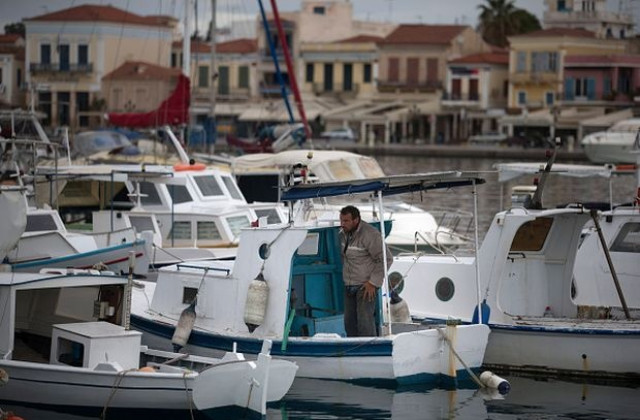 Гърция ще ползва туристи като данъчни инспектори