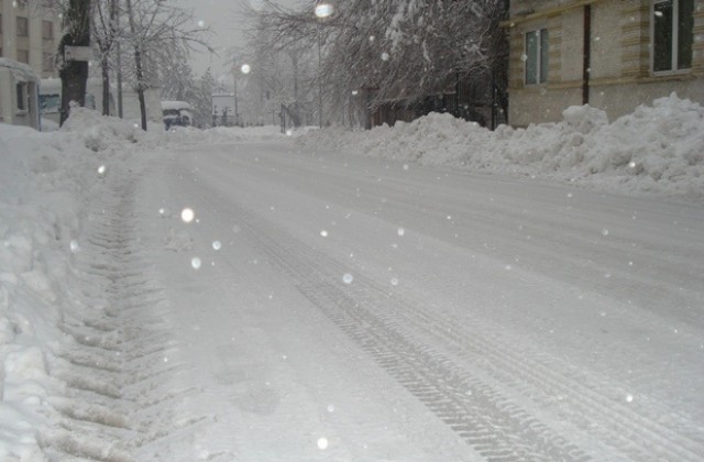 Снегът в Хасково спира днес следобед