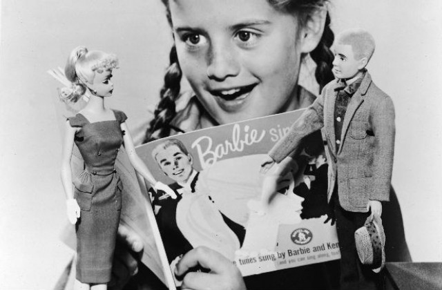 9 март: За първи път на панаир за играчки е показана куклата Барби