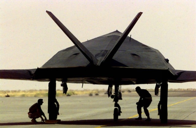 12 март: Американските ВВС „пенсионират” невидимия Ф-117 „Стелт”