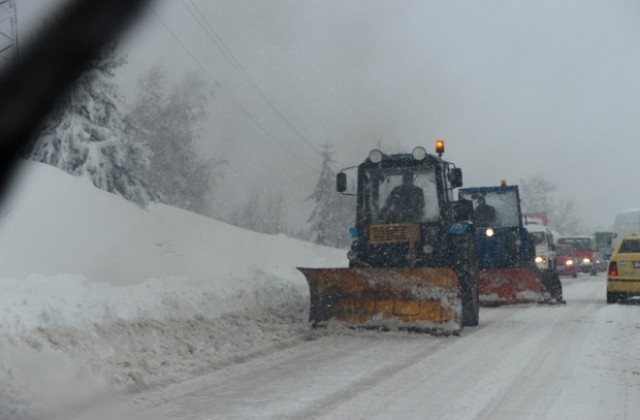 Над 320 снегорини чистят по републиканската пътна мрежа