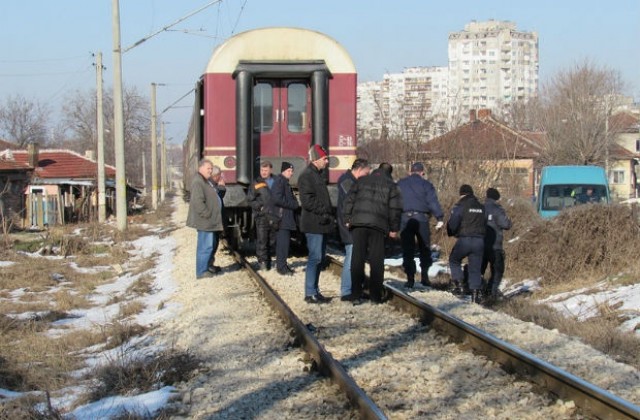 Няма пострадали при удара на влак в скала между гарите Плачковци и Кръстец