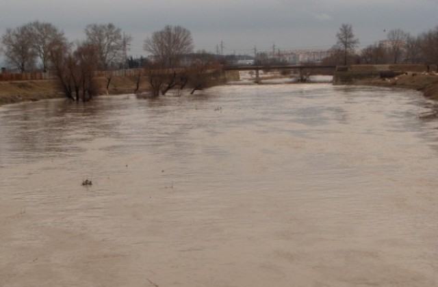 Застой на река Тунджа край Елхово, очаква се понижаване на нивото