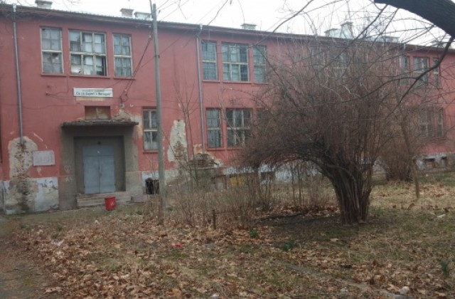 Съдбата на рушащите се бивши селски училища в община Дупница