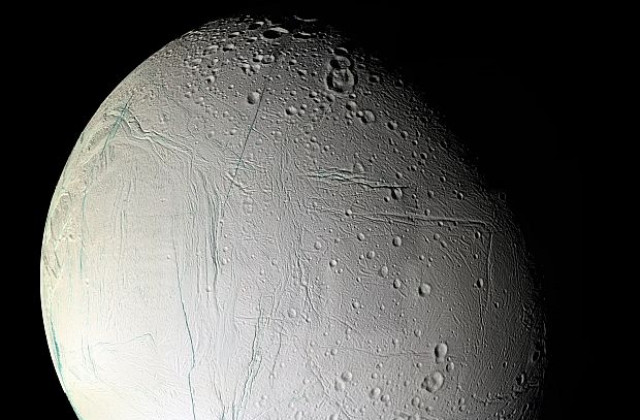 Сатурновата луна Енцелад има топли извори