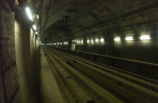 13 март: В Япония е открит най-дългият железопътен тунел в света