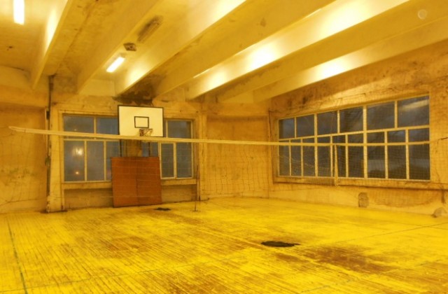 Течове правят неизползваема  малката зала по волейбол и баскетбол на стадион Осогово