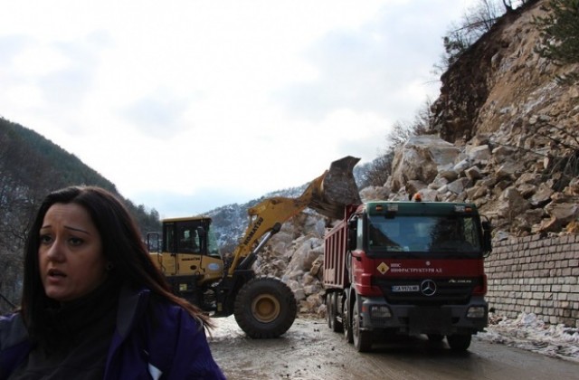 Алпинисти обрушват опасните скали по пътя Асеновград-Смолян