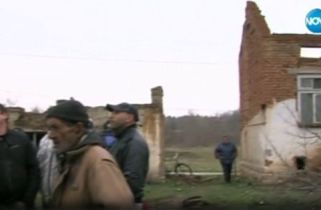 Роми тормозят цяло село, събирали такса „спокойствие