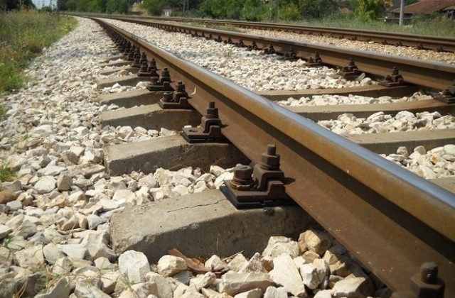Мотрисата на влака Троян-Левски се удари в скала и излезе от релсите
