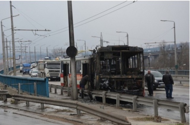Тролей с пътници пламна на спирка във Варна