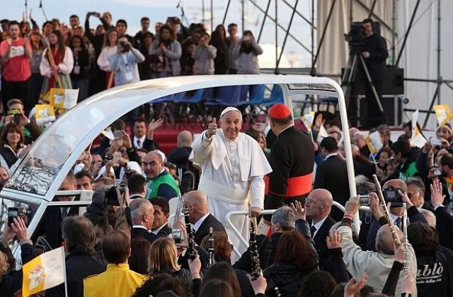Папа Франциск получи доставка на пица в папамобила