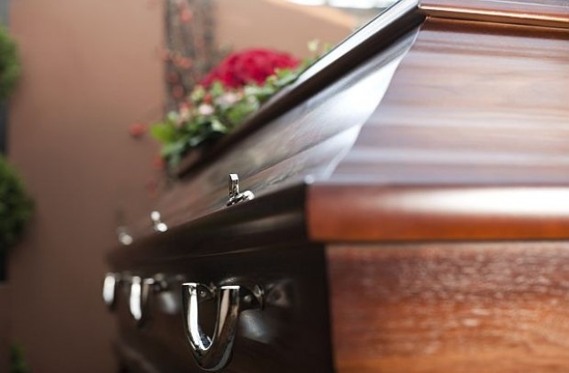 Покойница се надигна от ковчега, погребалният агент припадна