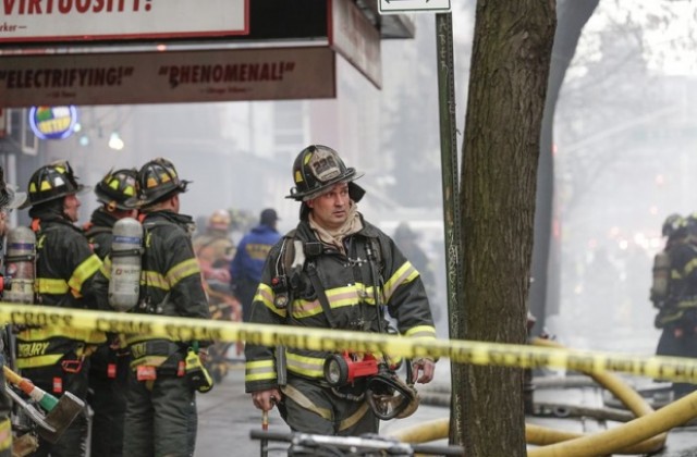 Голям пожар в сграда с апартаменти и магазини в Ню Йорк