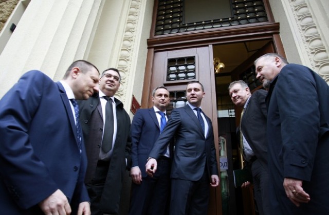 Новите синдици влязоха в КТБ с финансовия министър и прокурор