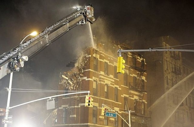Газова експлозия срути жилищна сграда в Ню Йорк (СНИМКИ)
