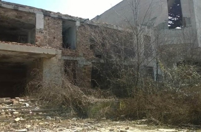 Деца играят в рушащи се сгради на бившия Медицински университет